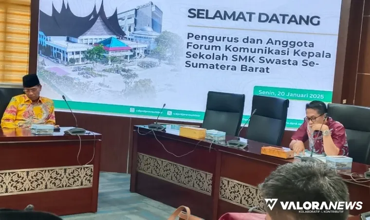 Wakil Ketua DPRD Sumbar, Evi Yandri menerima aspirasi Forum Komunikasi Kepala Sekolah SMK Swasta se-Sumbar, di ruang Banggar, Senin. (humas)