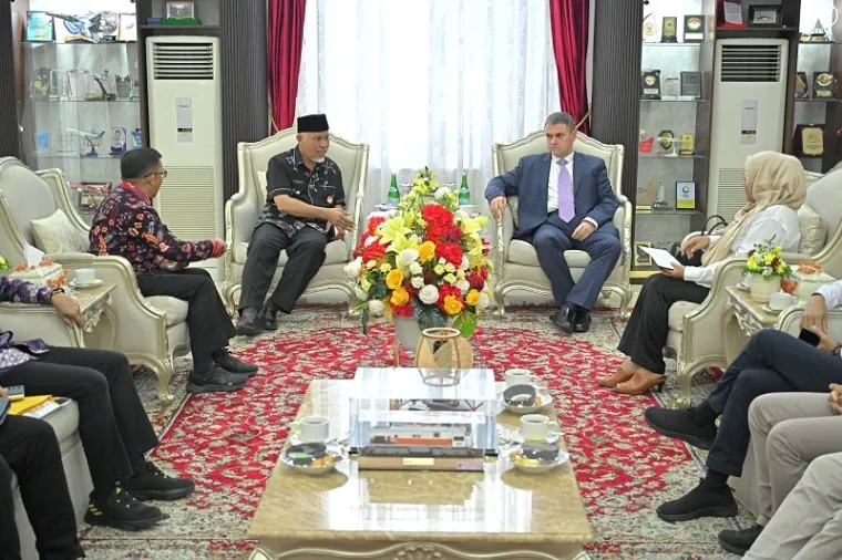 Gubernur Sumbar, Mahyeldi dialog bersama Dubes Romania untuk Indonesia, HE Mr Dan Adrian Blnescu di istana gubernuran, Kamis. (humas)