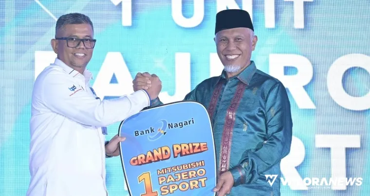 Gubernur Sumatera Barat, Mahyeldi menerima secara simbolis hadiah utama undian Ollin Nagari, Kunci Mobil Sport merk Pajero, pada peluncuran di Padang, Kamis. (humas)