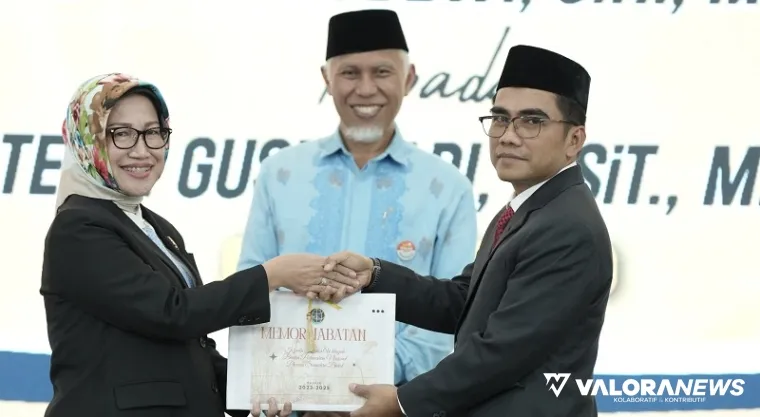 Gubernur Sumbar, Mahyeldi saksikan serah terimajabatan Kepala Kantor Wilayah (Kanwil) BPN Sumatera Barat, dari Sri Puspita Dewi pada Teddi Guspriadi di auditorium gubernuran, Kamis. (humas)
