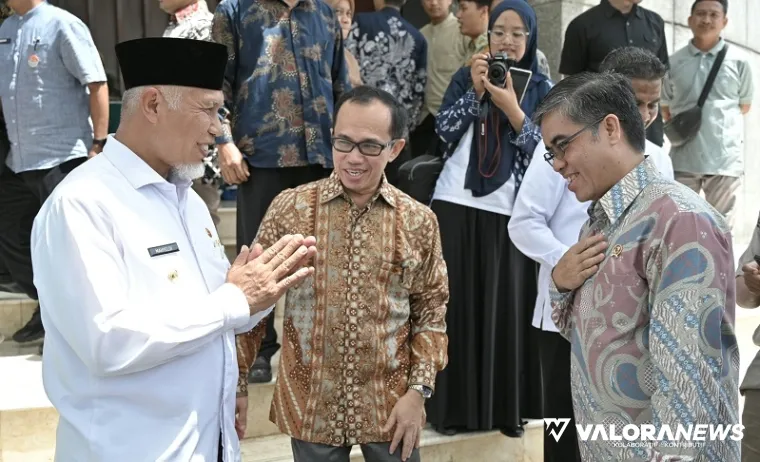 Gubernur Sumbar, Mahyeldi berdialog dengan Menaker, Yassierli didampingi Efa Yonedi (rektor Unand) jelang dimulainya Studium Generale Seri #1 Universitas Andalas (Unand), di Convention Hall Unand, Jumat. (humas)
