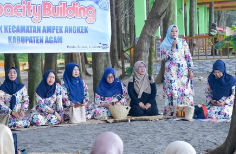 Ketua TP PKK Agam, Yennita memberikan arahan pada kegiatan Capacity Building TP-PKK Kecamatan IV Angkek di Pantai Sunua, Pariaman, Kamis. (humas)