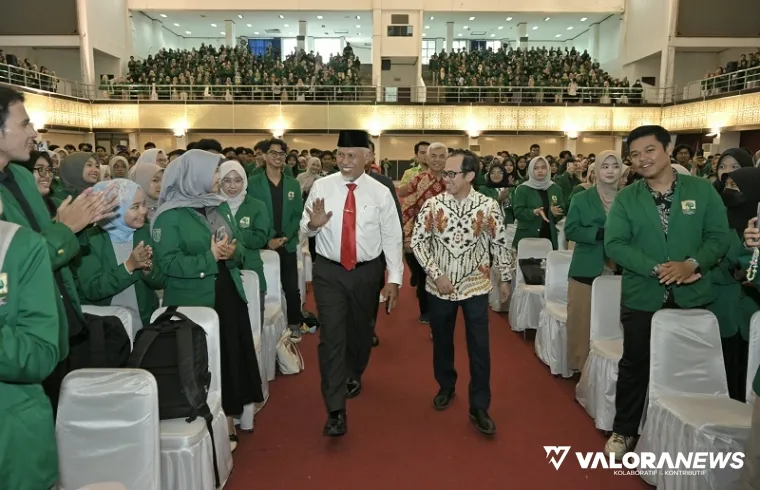 Gubernur Sumbar, Mahyeldi didampingi Efa Yonedi (Rektor Unand) saat memasuki auditorium Unand pada kegiatan pelepasan mahasiswa KKN Tematik, Jumat. (humas)