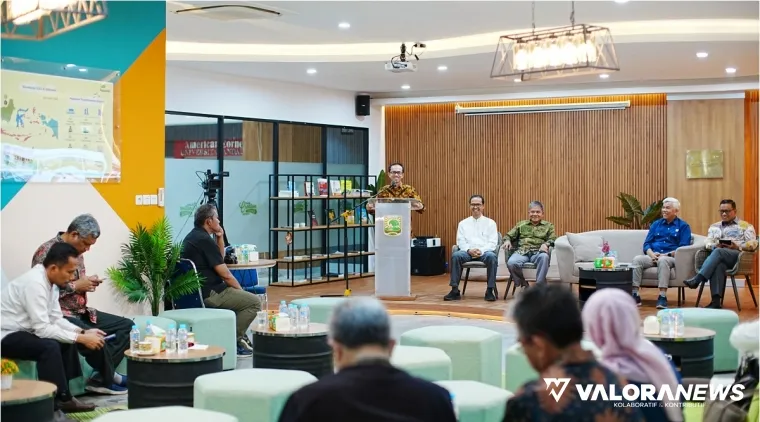 Rektor Unand, Efa Yonedi memberikan keterangan pers tentang penerimaan mahasiswa baru tanun 2025 di Ruang TGCL Perpustakaan Kampus Limau Manis, Jumat. (humas)