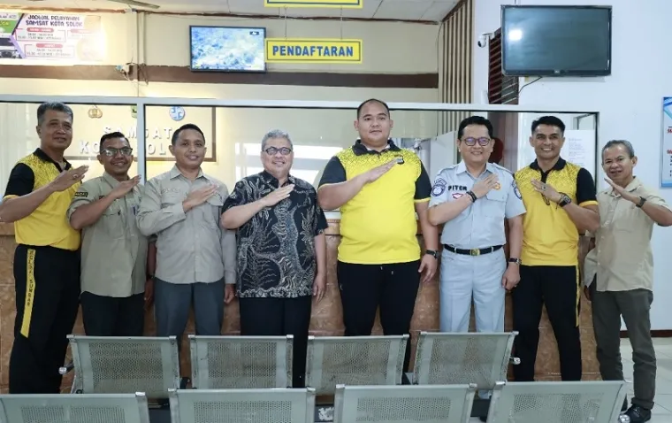 Ketua DPRD Sumbar, Muhidi foto bersama dengan Kepala UPTD Samsat Solok, Adrian Fatriska dan Kasat Lantas Polres Solok, Iptu Rido di ruang layanan unit kerja penghasil PAD itu, Sabtu. (humas)