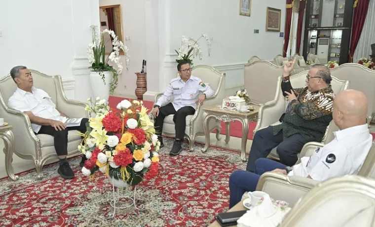 Pj Sekda Sumbar, Yozawardi Usama Putra dialog dengan Ketua IHLC, Sapta Nirwandar diskusikan pelaksanaan  Konferensi Internasional Halal Lifestyle dan Teknologi 2025 di Istana Gubernuran Sumbar, Rabu. (humas)
