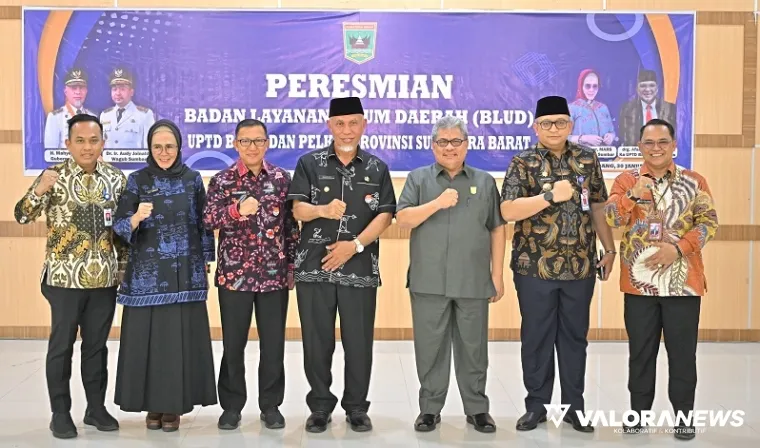 Gubernur Sumbar, Mahyeldi foto bersama ausai meresmikan perubahan status UPTD Balai Kesehatan Olahraga Masyarakat (BKOM) dan Pelatihan Kesehatan (Pelkes) Provinsi Sumbar jadi Badan Layanan Umum Daerah (BLUD), Kamis. (humas)