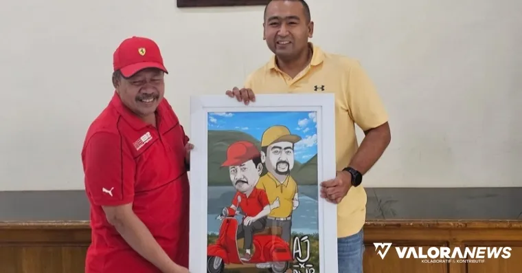 Wakil Gubernur Sumbar, Audy Joinaldy menyerahkan cenderamata berupa karikatur dirinya bersama Bupati Agam, Andri Warman usai bersilaturahmi di Mess Pemkab Agam Belakang Balok Bukittinggi, Sabtu. (humas)