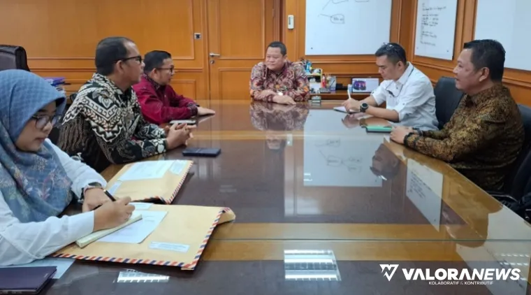 Dirjen Planologi Kehutanan dan Tata Lingkungan Kementerian Kehutanan, Ade Tri Ajikusumah dan staf, berdialog dengan Yozawardi (Pj Sekda Sumbar) dan jajaran, terkait kelanjutan pembangunan Jalan Alahan Panjang-Kiliran Jao, Rabu. (humas)