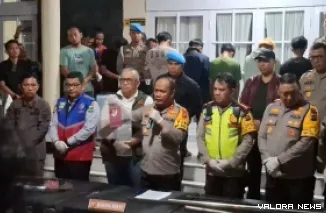 Kapolda Sumbar, Irjen Pol Gatot Tri Suryanta perlihatkan 4 pelaku penusukan bintara polisi yang berdinas di Polresta Padang, di rumah dinas Kapolda Sumbar, Sabtu. (veri rikiyanto)