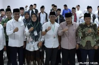 Bupati Agam, Andri Warman foto bersama dengan Akmal Hadi (Ketua Tanfidziyah PCNU Agam) dan peserta PD PKPNU Angkatan I yang digelar di Mess UNP Belakang Balok, Bukittinggi, Jumat. (humas)