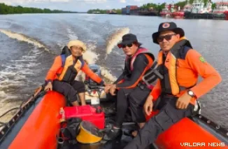 Tim SAR Pekanbaru, menyusuri perairan untuk mencari Mohammad Zafir, warga negara Malaysia yang terjatuh dari tugboat MCL Power 2, di Teluk Kentari, Rantau Panjang, Kabupaten Siak, Ahad. (humas)