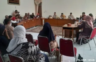 Bupati Agam, Andri Warman memimpin audiensi sekaligus silahturahmi dengan Pengurus Perwana dan PPDI Kabupaten di Mess Pemkab Agam Belakang Balok Bukittinggi, Sabtu. (humas)