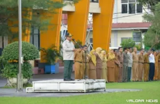 Sekda Agam, Edi Busti menyampaikan amanat pada kegiatan apel gabungan di halaman kantor bupati Agam, Senin. (humas)