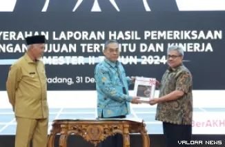 Ketua DPRD Sumbar, Muhidi menerima berkas LHP BPK Sumbar dengan Tujuan Tertentu dan Kinerja Semester II Tahun 2024, di Kantor BPK Perwakilan Sumbar, Selasa. (humas)