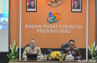 Kadiskominfotik Riau, Ikhwan Ridwan bersama Asep Riyadi (Kepala BPS Riau) pada kegiatan rilis berita statistik periode Desember 2024, di Aula Lantai 3 Kantor Badan Pusat Statistik (BPS) Riau, Kamis. (humas)