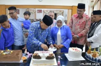 Bupati Agam, Andri Warman memotong kue ulang tahun pada perayaan hari lahirnya yang ke-62 di Mess Pemkab Agam Belakang Balok, Sabtu malam. (humas)