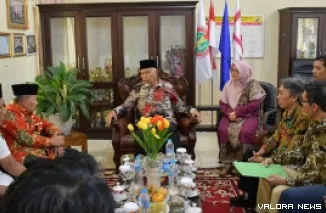 Gubernur Sumbar, Mahyeldi dengarkan paparan Bupati Agam, Andri Warman dan pengurus Perkab Sumsel, sekaitan wacana pembentukan lembaga itu secara nasional, di Padang Panjang, Rabu. (humas)
