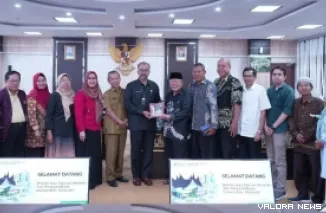 Pj Sekretaris DPRD Sumbar, Maifrizon foto bersama dengan Rektor Unes, Prof Sufyarma Marsidin dan civitas akademika lainnya, usai berdialog dengan perpustakaan modern, di ruang khusus I, Selasa. (humas)