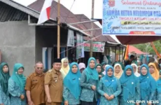 Ketua Tim Penilai dari TP PKK Agam, Yennita foto bersama dengan pengurus Dasawisma Dahlia Jorong Panta, Nagari Panta Pauah, Kecamatan Matur, Senin. (humas)