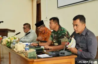 Bupati Agam, Andri Warman bersama Dandim 0304/Agam, Letkol Bayu Ardhitya Nugroho, Kepala Dinas PMN Agam, Handria Asmi saat rapat gabungan pelaksanaan TMMN ke-123 di Mess Pemkab Agam Belakang Balok Bukittinggi, Kamis. (humas)