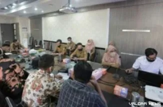 Kepala Diskominfotik Riau, Ikhwan Ridwan berdialog dengan rombongan DPRD Agam yang melakukan kunjungan kerja ke Provinsi Riau, Jumat. (humas)