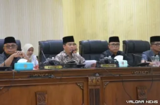Ketua DPRD Agam, Ilham bersama Edi Busti (Sekda) menandatangani berita acara pengumuman usul pengesahan pengangkatan pasangan calon bupati dan wakil bupati Agam terpilih hasil Pemilihan Serentak Nasional 2024, Benni Warlis-Muhammad Iqbal, Rabu. (humas)