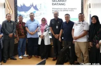 Plt Sekretaris DPRD Sumbar, Maifrizon dan jajaran, foto bersama dengan rombongan Komisi B DPRD Binjai yang melakukan kunjungan kerja ke Sumbar, Rabu. (humas)