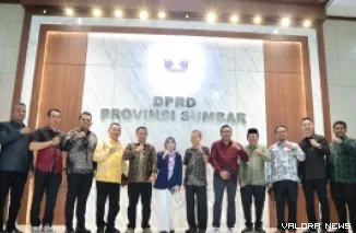 Gabungan pimpinan dan komisi DPRD Muaro Jambi, foto bersama dengan Kabag Persidangan dan Perundang-undangan DPRD Sumbar, Zardi Syahrir, di kantor DPRD Provinsi Sumatera Barat, Jumat. (humas)