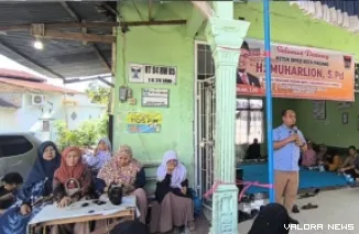 Ketua DPRD Padang, Muharlion foto bersama warga Kompleks Mega Permai, Kelurahan Padang Sarai, usai menyerap aspirasi dalam agenda reses Dapil. (humas)