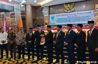 Ketua DPRD Pessel Darmansyah menyerahkan berkas penetapan pasangan Calon Bupati dan Wakil terpilih, periode 2025-2030, kepada H Hendrajoni (Calon Bupati Terpilih), Senin (13/1/2025). FOTO: tusrisep