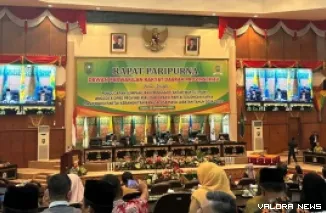 Wakil Ketua DPRD Riau, Perisman memimpin rapat paripurna dengan agenda PAW anggota dewan sisa masa jabatan 2024-2029, Senin. (humas)