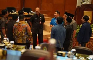 Ketua DPRD Riau, Kaderismanto bersama Pj Sekda, Taufiq OH dan pimpinan dewan lainnya, jelang rapat paripurna yang digelar, Kamis. (humas)