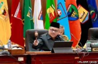 Ketua DPRD Sumbar, Muhidi memimpin rapat paripurna dengan agenda pengesahan Ranperda tentang Pengelolaan Sampah, Selasa. (humas)