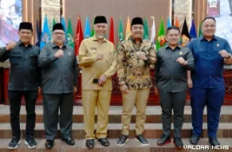 Ketua DPRD Sumbar, Muhidi didampingi wakil ketua, Evi Yandri, Nanda Putra dan M Iqra Chissa, foto bersama pasangan Mahyeldi-Vasco Ruseimy usai sidang paripurna, Selasa. (humas)