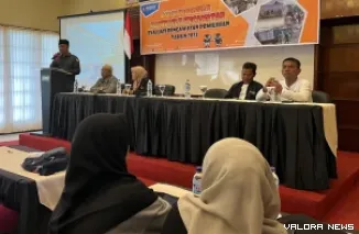 Ketua Bawaslu Bukittinggi, Ruzi Haryadi membuka Rapat Koordinasi Panwaslu Kecamatan Evaluasi Pengawasan Pemilihan Tahun 2024, Selasa. (hamriadi)