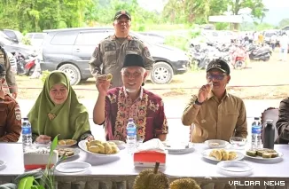 Gubernur Sumbar, Mahyeldi didampingi Harneli Bahar (Ketua TP PKK Sumbar) dan Khairunas (Bupati Solsel) mencicipi durian khas Solok Selatan pada Festival Durian ke-4 di Pulau Mutiara, Nagari Lubuk Gadang Utara, Kecamatan Sangir, Sabtu. (humas)
