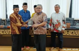 Ketua DPRD Sumbar, Muhidi menerima buku Lembaga Adat Nias (Lekanis) Padang usai audiensi di ruang khusus I, Rabu. (humas)