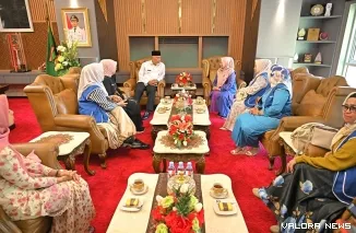 Gubernur Sumatera Barat, Mahyeldi menerima audiensi ketua IWAPI Sumbar, Maria Ulfa dan jajaran, di ruang kerja gubernur, Jumat. (humas)