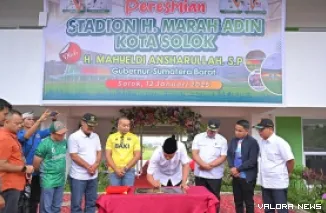 Gubernur Sumbar, Mahyeldi menandatangani prasasti peresmian Stadion Marah Adin di Kota Solok, Ahad. (humas)