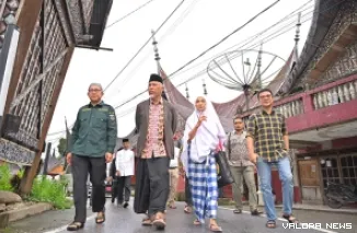 Gubernur Sumbar, Mahyeldi didampingi Yozawardi (Pj Sekdaprov) berkeliling kawasan Seribu Rumah Gadang didampingi warga setempat, Sabtu pagi. (humas)