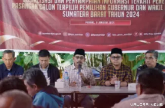 Ketua KPU Sumbar, Surya Efitrimen memberikan keterangan pers pada puluhan wartawan dari media cetak, elektronik dan siber pada agenda temu media pertama KPU Sumbar di tahun 2025, Rabu siang. (humas)
