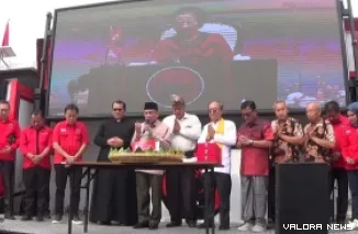 Wakil Wali Kota Padang terpilih yang juga Dewan Mesjid (DM) Padang, Maigus Nasir memimpin doa pada perayaan HUT ke-52 PDI Perjuangan di kawasan Ulak Karang, Jumat siang. (humas)
