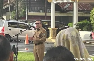 Pj Sekdaprov Sumbar, Yozawardi Usama Putra memberikan arahan pada apel Senin pagi di halaman kantor gubernur. (humas)