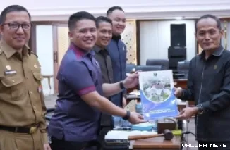 Wakil Ketua DPRD Sumbar, M Iqra Chissa Putra menerima pandangan akhir fraksi PKS yang disampaikan jurubicaranya, Mokhlasin dalam rapat paripurna, Selasa. (humas)