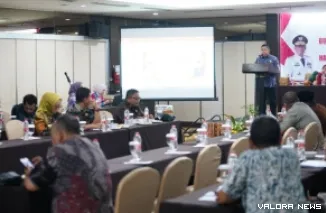 Asisten I Sekretariat Daerah Provinsi Riau, Zulkifli Syukur memberikan arahan pada rapat persiapan pelantikan kepala daerah terpilih hasil pemilihan serentak 2024, di Pekanbaru, Kamis. (humas)