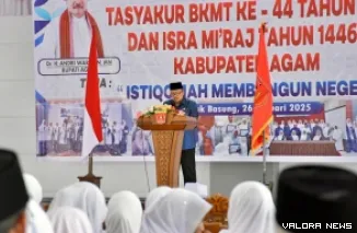 Bupati Agam, Andri Warman memberikan sambutan pada kegiatan peringatan Isra Mi'raj Nabi Muhammad SAW di Balairung Rumah Dinas Bupati Agam, Ahad. (humas)