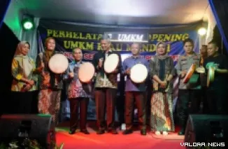 Asisten II Setdaprov Riau, M Job Kurniawan bersama Kepala Dinas Koperasi dan UMKM Pekanbaru, Sarbaini dan jajaran, saat peresmian Koperasi UMKM Riau Mandiri Bandar Serai Purna MTQ, Jalan Sudirman, Pekanbaru, Senin malam. (humas)
