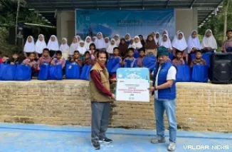 PGS GM InJourney Airports, Hastanto secara simbolis menyerahkan bantuan program sosial bertajuk InJourney Peduli Literasi di Kecamatan Kamang Magek, Agam, Rabu. (humas)