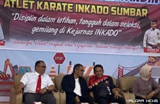Ketua Umum Pengprov Inkado Sumbar, Evi Yandri (dua dari kanan) didampingi Ketua Harian, Ulya (jaket hitam) saat pembukaan seleksi TC Berjalan Tahun 2025 di aula Balai Jalan Nasional di kawasan Jati, Padang, 26 Januari 2025. (istimewa)